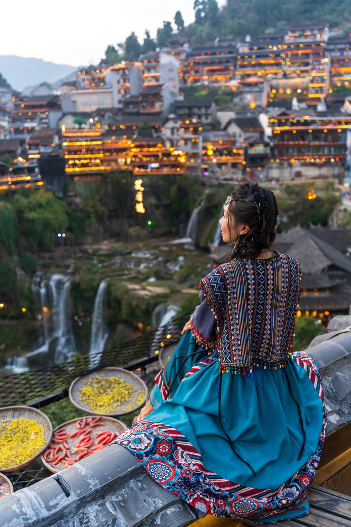 mujer de china observando la ciudad