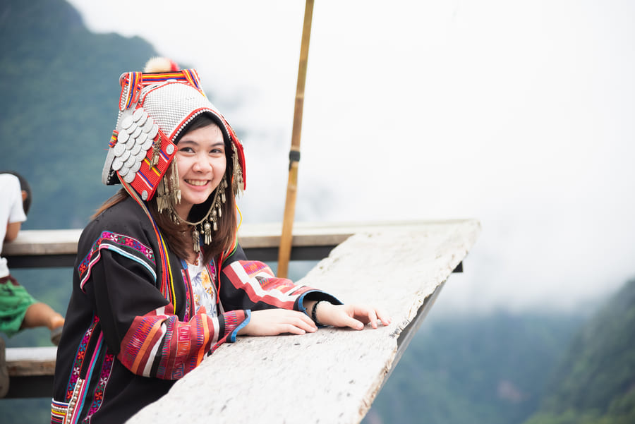 mujer con gorra de color blanco y rojo en china