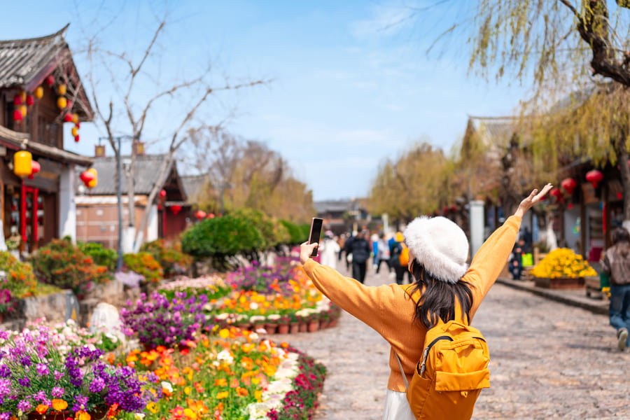 turista con sueter amarillo viajando por china