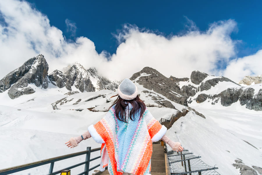 persona caminando en la nieve de yulongshang